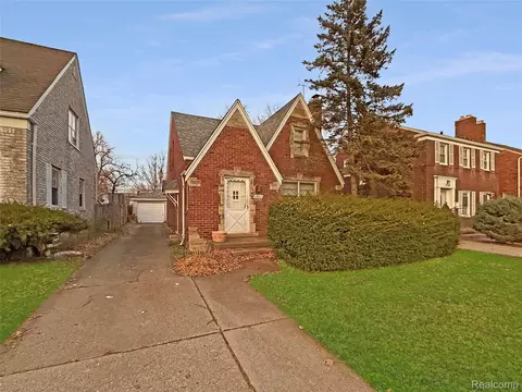 1768 Hampton Rd, Grosse Pointe Woods, MI 48236