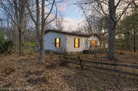 10836 Tuthill Rd, Green Oak, MI 48178