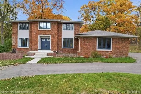 23460 Coventry Woods Ln, Southfield, MI 48034