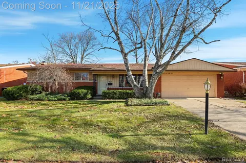 15454 Golfview St, Livonia, MI 48154