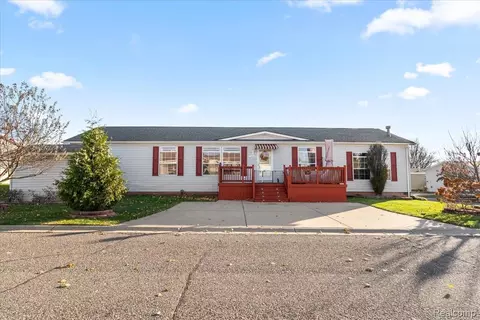 11201 Woodchester Ct, Green Oak, MI 48178