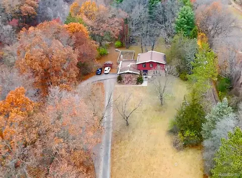 6570 Perryville Rd, Groveland, MI 48442