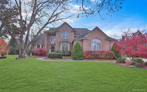 22437 Moorgate St, Novi, MI 48374