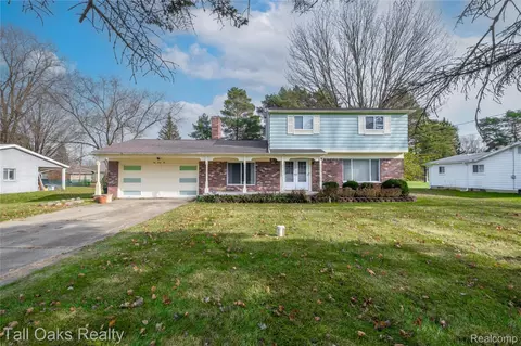 1042 Arapaho Dr, Burton, MI 48509