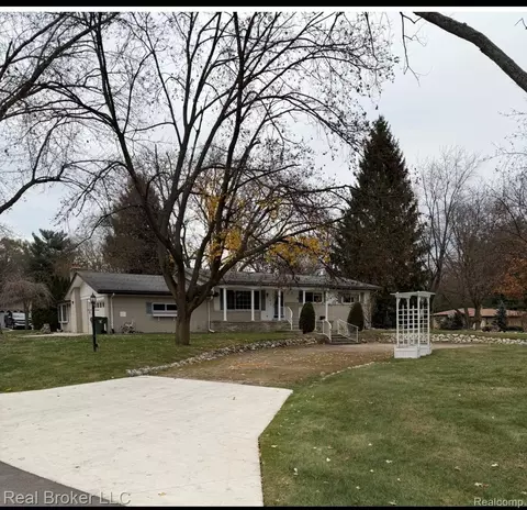 52816 Heatherway Dr N, Shelby Township, MI 48316