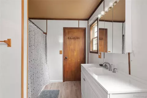 Bath - 2222 Loree Rd, Washington, MI 48401 photo 5 of 7