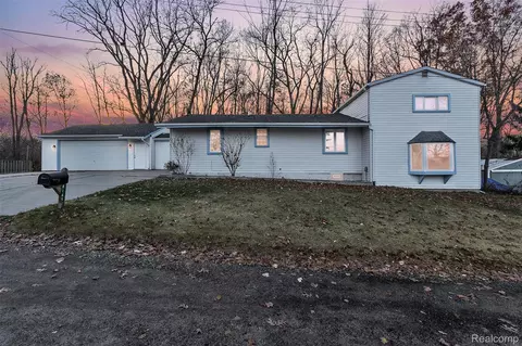 8165 Leonard Dr, Holly, MI 48442