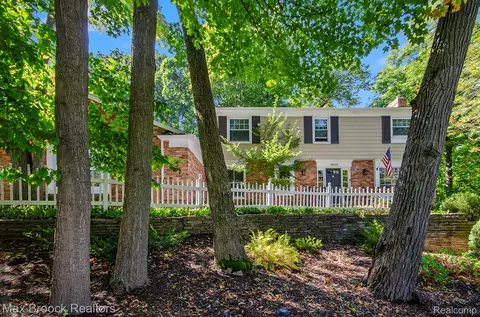 32533 Robinhood Dr, Beverly Hills, MI 48025