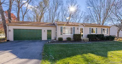 4771 Fiddle Ave, Waterford, MI 48328