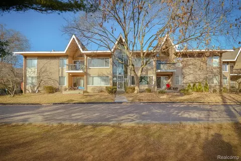 2005 Klingensmith Rd #67, Bloomfield Township, MI 48302
