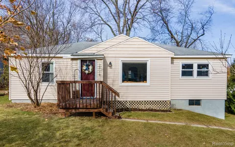 2718 Corey St, Waterford, MI 48328