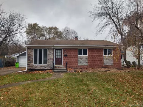 1015 Queen Ct, Milford, MI 48381