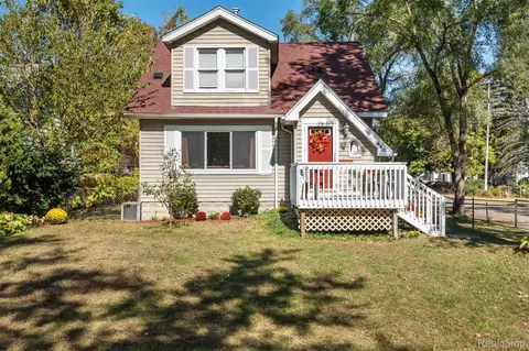 4400 Louella Dr, Waterford, MI 48329