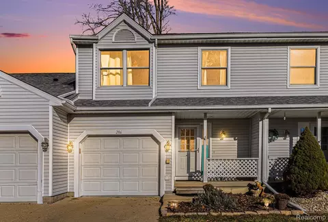 206 Meadow Pointe Dr, Fenton, MI 48430
