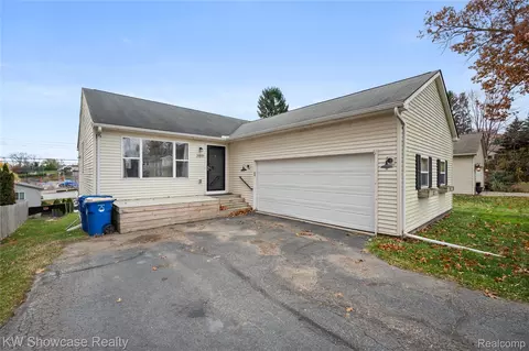 3891 Oak Knoll Rd, Waterford, MI 48328
