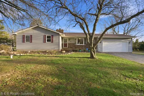 1357 Bloomingfield Dr, Lapeer, MI 48446