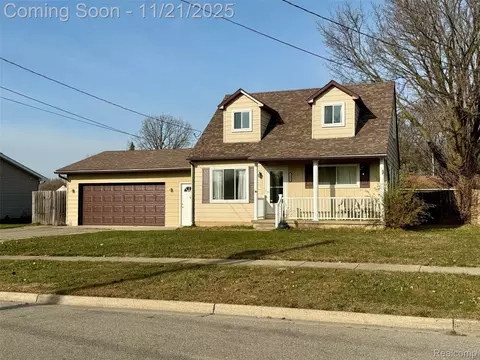2221 Mclaren St, Burton, MI 48529