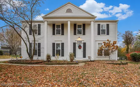 5748 Kingsfield Dr, West Bloomfield, MI 48322