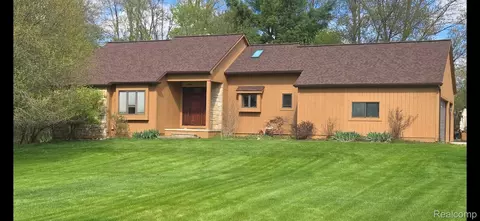 2702 Sligo Ln, Brighton, MI 48114