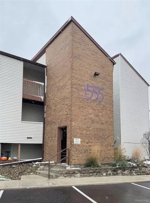 1555 W Pond Dr #23, Meridian, MI 48864