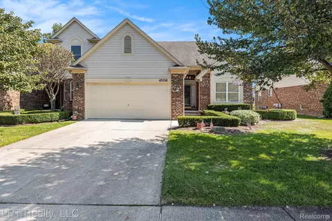 45550 Rathmore Dr E, Macomb, MI 48044
