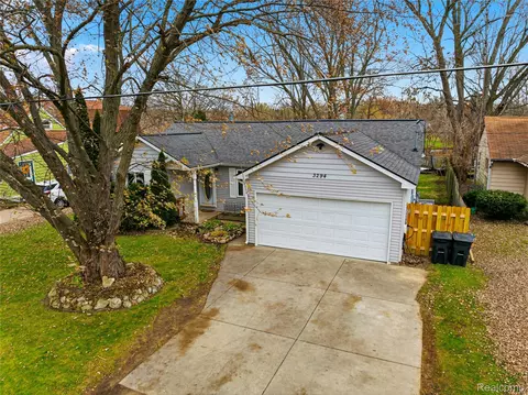 3294 Comer Dr, Flint, MI 48506