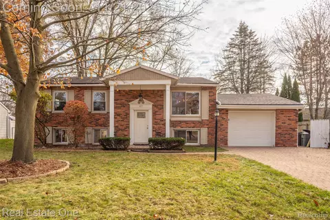 417 Lyon Ct, South Lyon, MI 48178