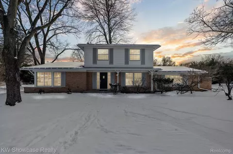 5241 S Pebblecreek Rd, West Bloomfield, MI 48322