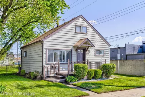 30 W Kalama Ave, Madison Heights, MI 48071
