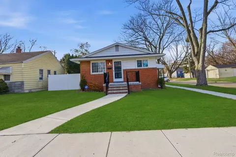 18704 Kenosha St, Harper Woods, MI 48225