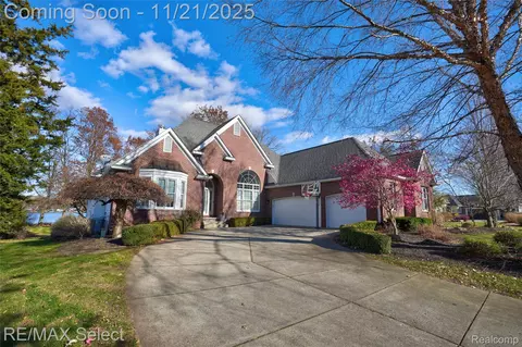 13275 Harborview Dr, Fenton, MI 48451