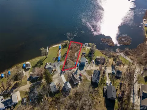 2146 Webster Park Dr, Howell, MI 48843