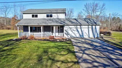 3092 Groveland Rd, Groveland, MI 48462
