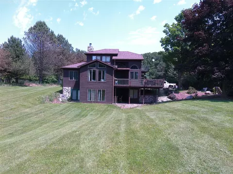 6140 Mcguire Rd, Fenton, MI 48430