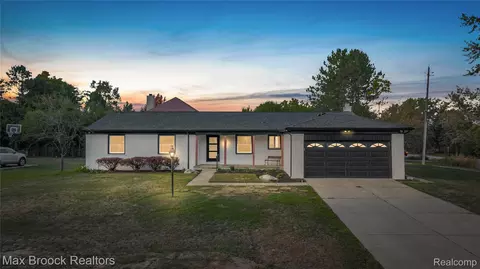 4800 Faircourt Dr, West Bloomfield, MI 48322