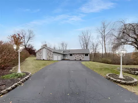 4960 Paula Ave, Villageofclarkstoncity_oakland, MI 48346