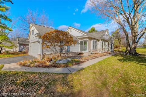 7525 Danbury Dr, West Bloomfield, MI 48322