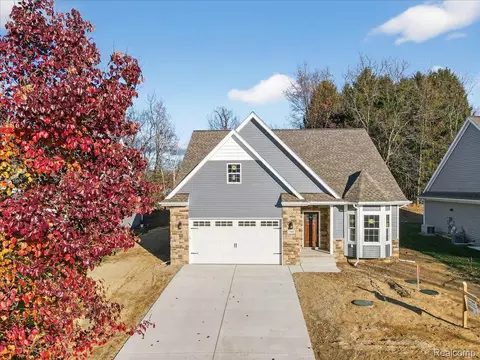 7460 Village Ct, Springfield, MI 48350