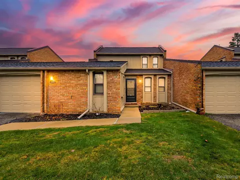 2957 Moon Lake Dr, West Bloomfield, MI 48323