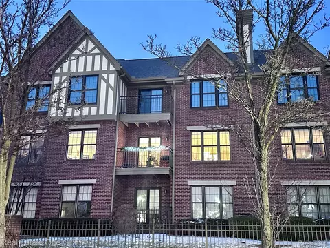26 Pointe Park Pl #303, Grosse Pointe Park, MI 48230