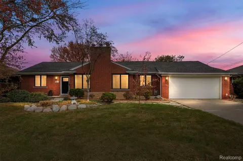 22429 Lakecrest St, Saint Clair Shores, MI 48081