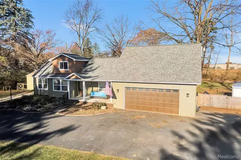 34682 Beacon St, Livonia, MI 48150