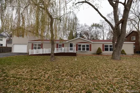 9198 Ashdown Ave, White Lake, MI 48386