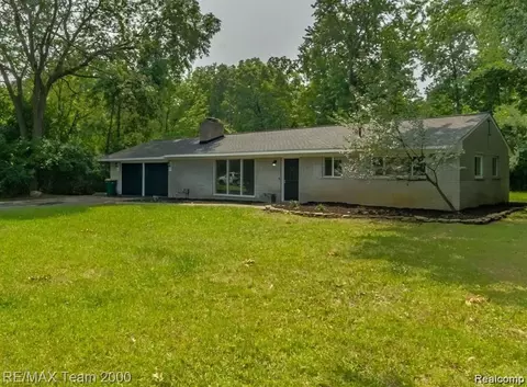 28045 W Greenmeadow Cir, Farmington Hills, MI 48334