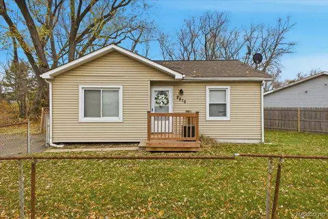 2878 N Williams Lake Rd, Waterford, MI 48329