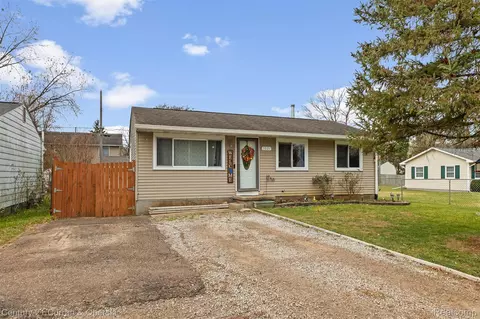 3021 Woodlawn St, Commerce, MI 48390