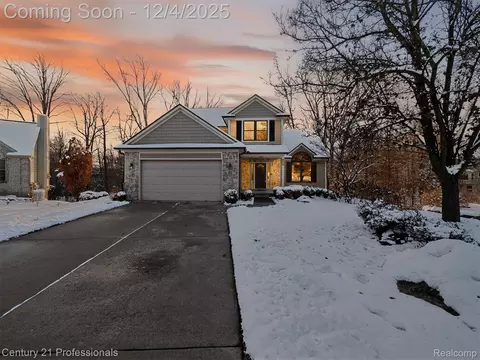 1062 Key West Ct, Orion, MI 48360