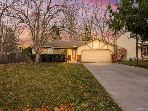 21662 Flanders St, Farmington, MI 48335