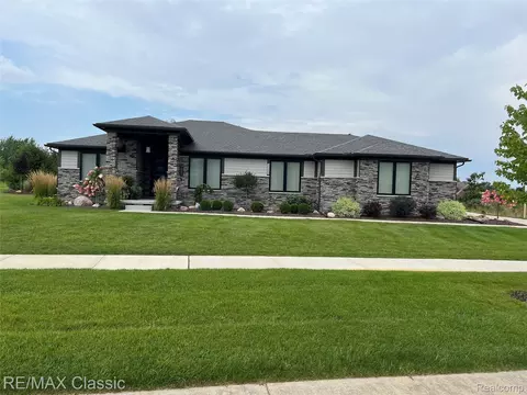 616 Buttercup Trl, Milford, MI 48381
