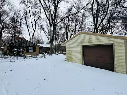8092 Halfway Dr, Brighton, MI 48116